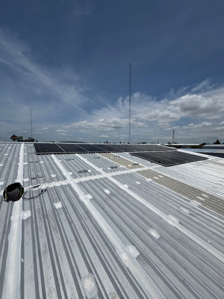 Techo industrial con paneles solares instalados