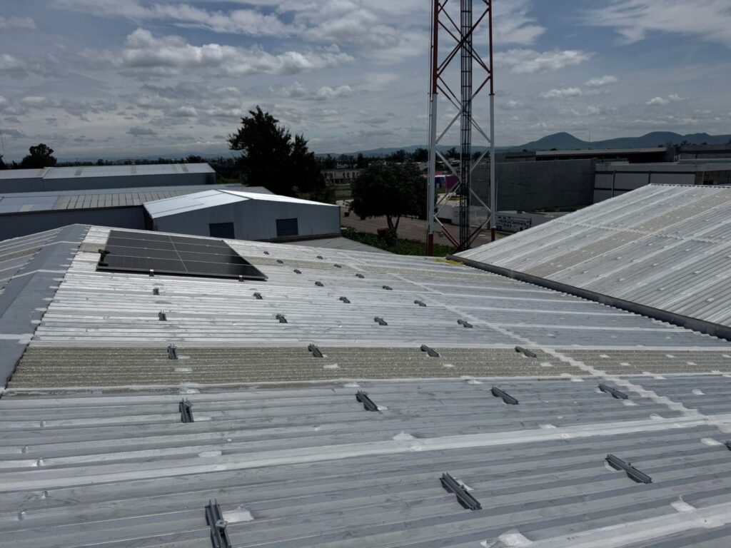 Instalación de paneles solares en techo industrial